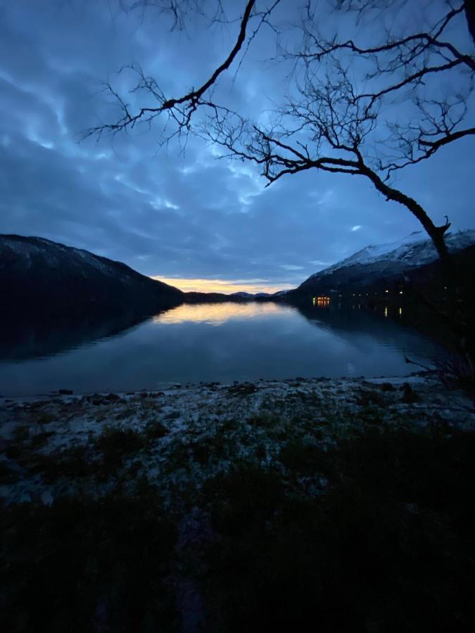 House On The Lake Bogen Luaran gambar