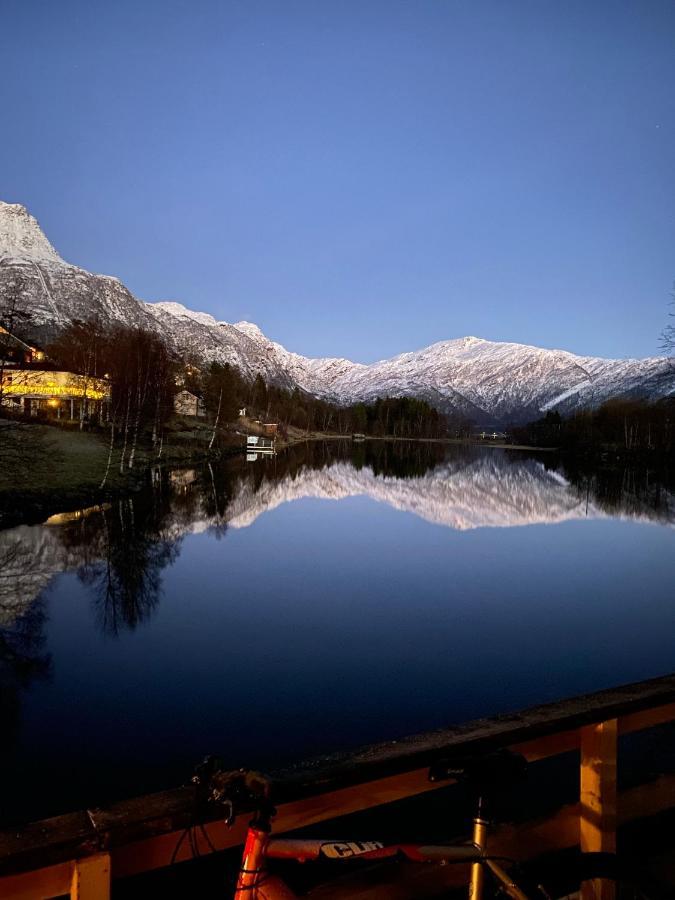 House On The Lake Bogen Luaran gambar