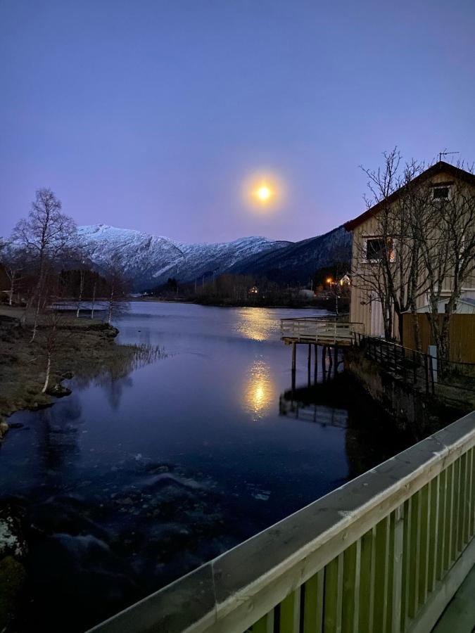 House On The Lake Bogen Luaran gambar